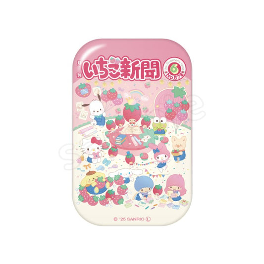 [NO. 676 / STRAWBERRY OVERALLS] "Ichigo Shinbun 50th Anniversary x Munyugurumi Patio POPUP STORE Cover Collection" Square Can Badge