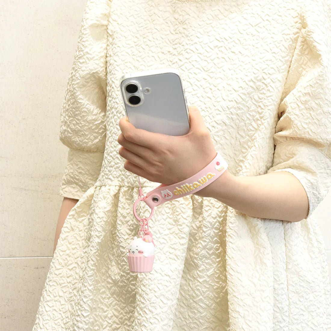 [CHIIKAWA] "Chiikawa Cupcake" Hand Strap with Mascot - Rosey’s Kawaii Shop