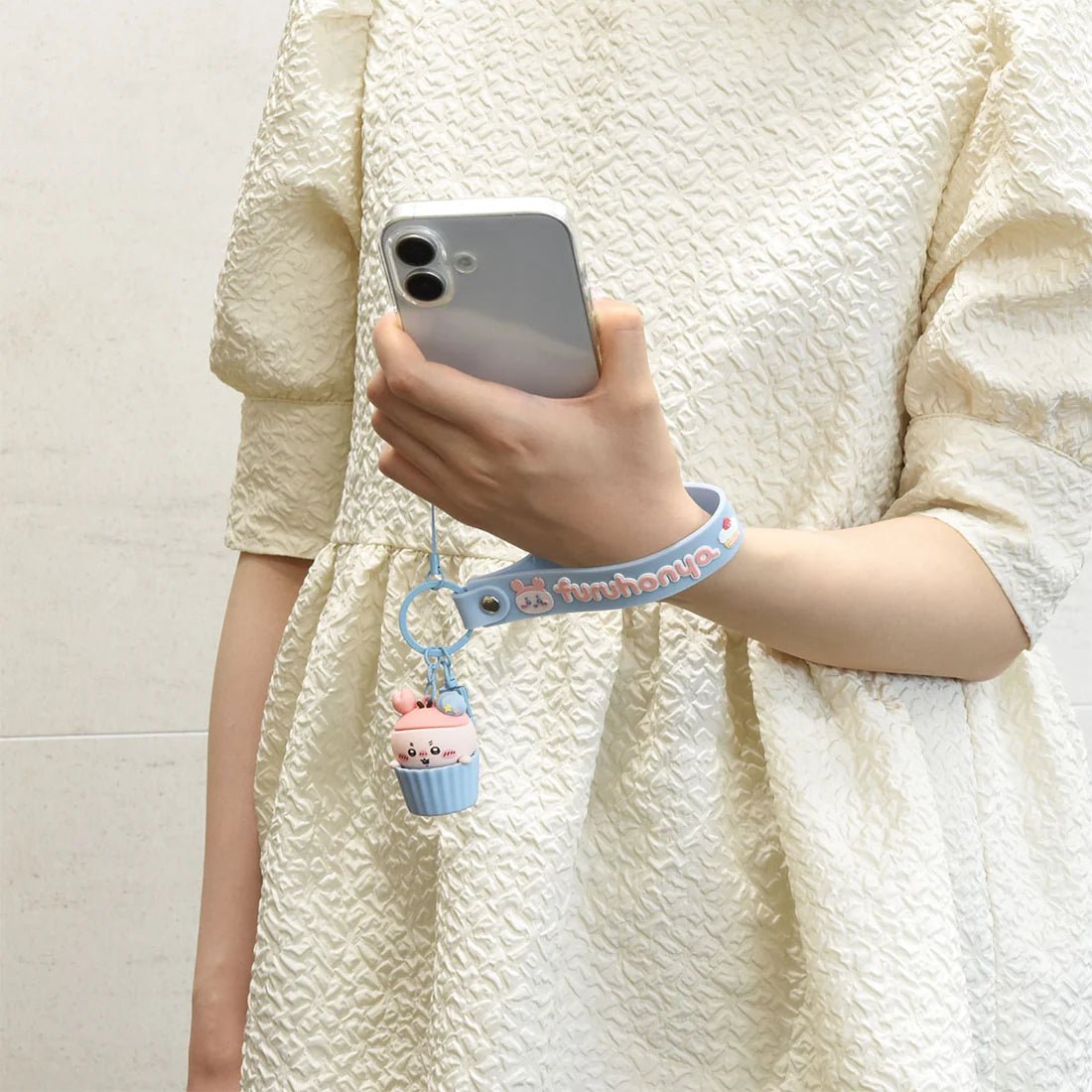 [FURUHONYA] "Chiikawa Cupcake" Hand Strap with Mascot - Rosey’s Kawaii Shop