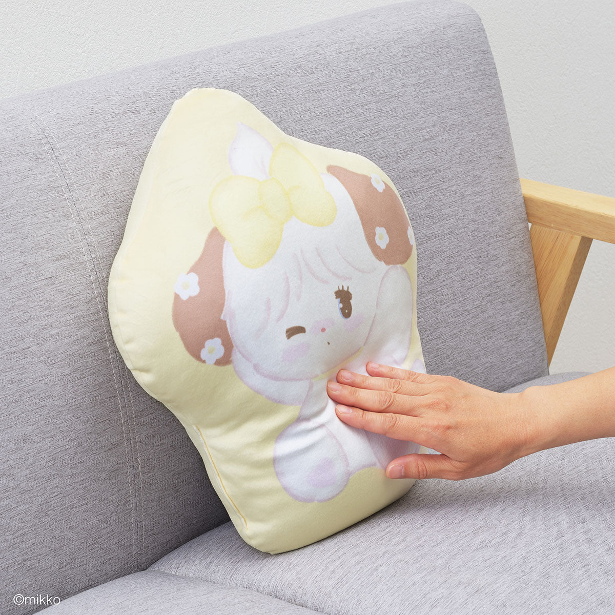 [SOUFFLE] "Mikko Illustrations Playing In a Flower Field" Die-cut Cushion