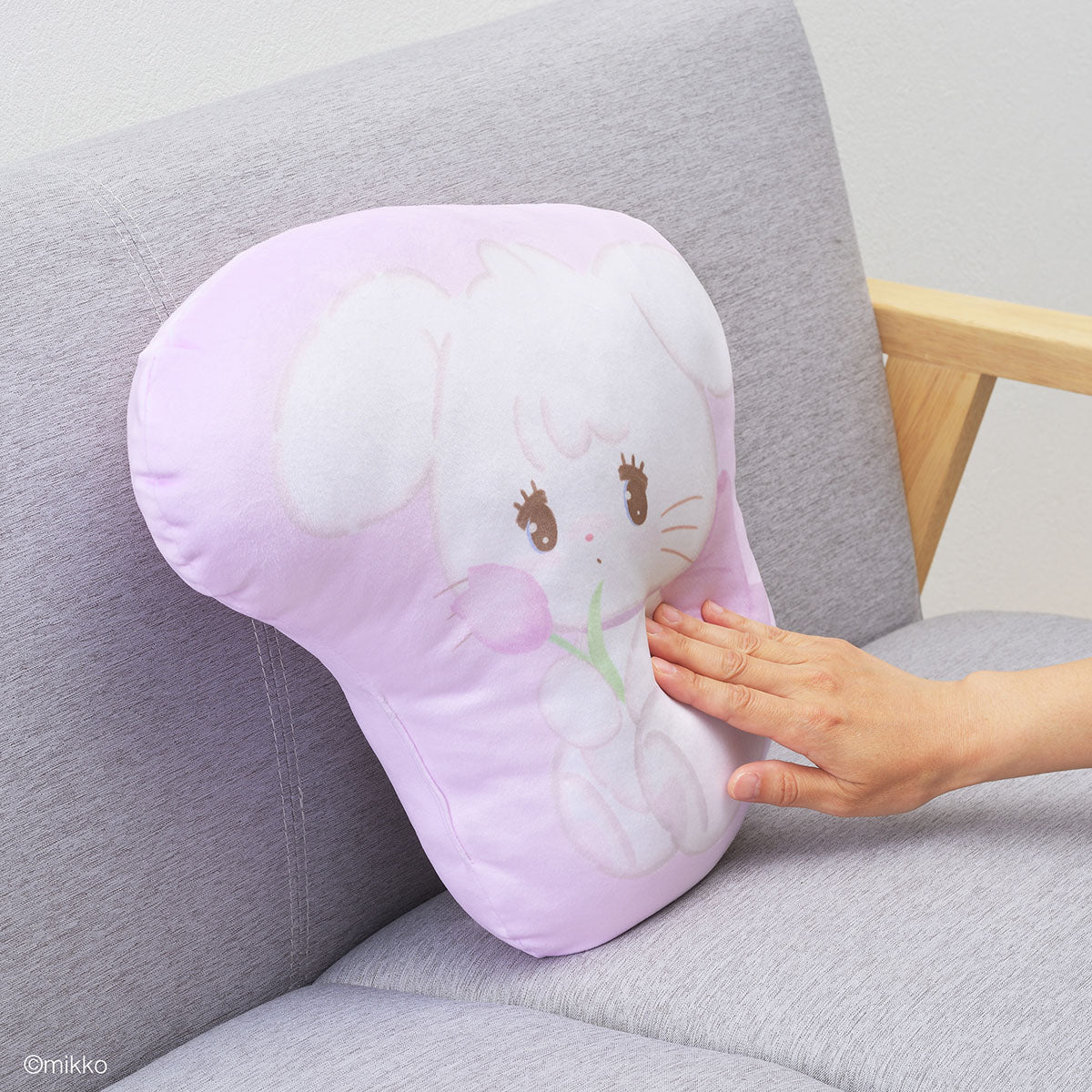 [CAMMY] "Mikko Illustrations Playing In a Flower Field" Die-cut Cushion