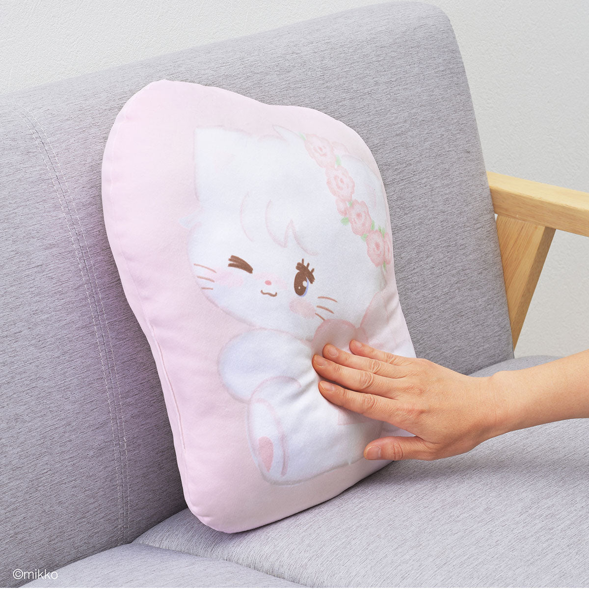 [MOUSSE] "Mikko Illustrations Playing In a Flower Field" Die-cut Cushion