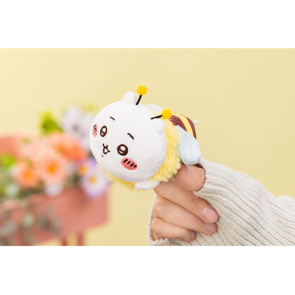 [CHIIKAWA] "Chiikawa Bee" Plush Keychain